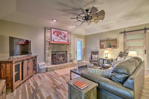 Remodeled Tx Escape About 9 Mi To Lake Granbury!