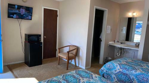 Alpine Lakeview Motel Room