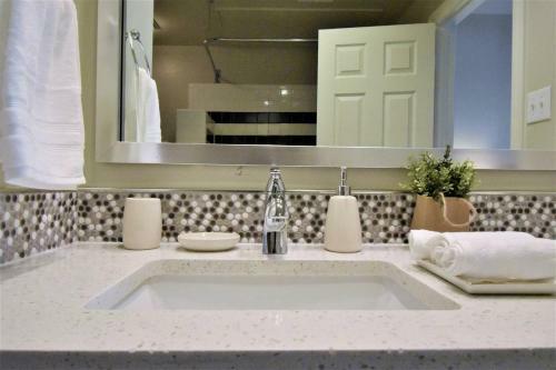 Elegant Stays Corporate Apartment Uptown - Downtown -