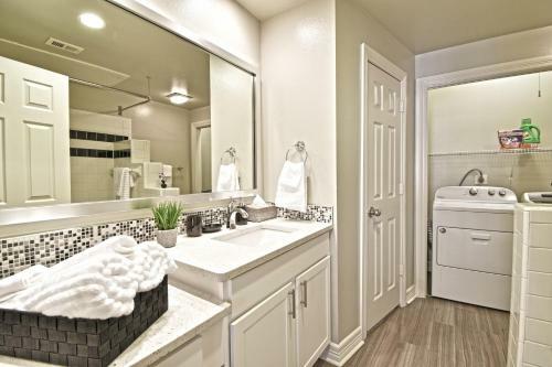 Elegant Stays Corporate Apartment Uptown - Downtown -