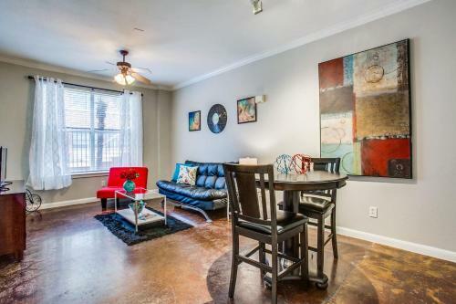 Spacious Poolside Apartment Downtown