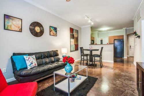 Spacious Poolside Apartment Downtown