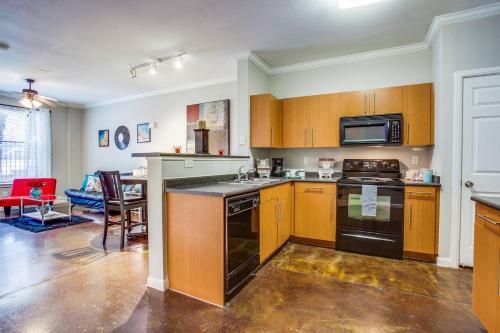 Spacious Poolside Apartment Downtown