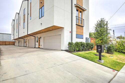 Sleek Dallas Townhouse - 5 Miles To Downtown!