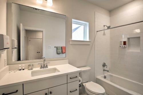 Sleek Dallas Townhouse - 5 Miles To Downtown!