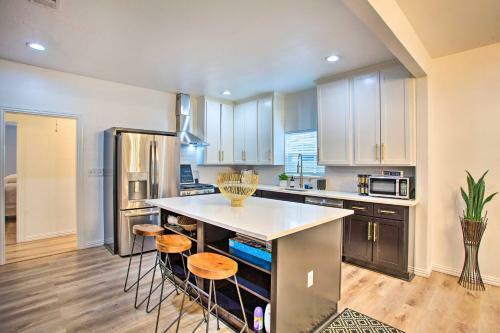 Picturesque Dallas Home Near Dtwn With Fire Pit