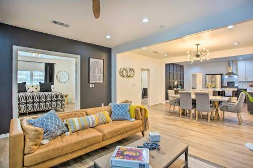 Picturesque Dallas Home Near Dtwn With Fire Pit