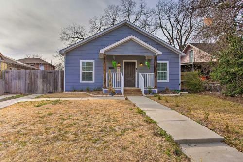 Picturesque Dallas Home Near Dtwn With Fire Pit
