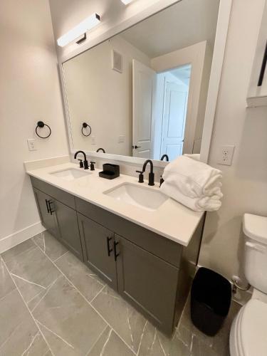 Villa Downtown Luxury 3 Bed Condo- Business Select