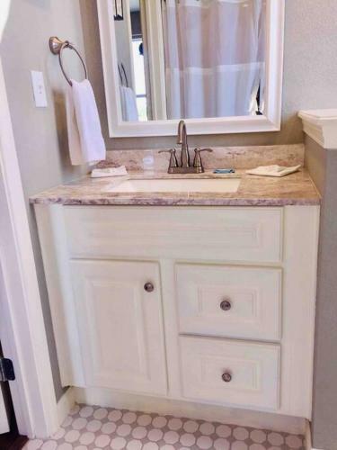 Witte Wonderland - Separate Garage Apartment!!