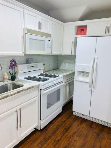 Witte Wonderland - Separate Garage Apartment!!