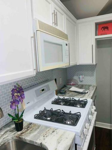 Witte Wonderland - Separate Garage Apartment!!