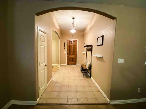 Divine 3bd/2ba + Lake, Firepit, Trampoline & Gym