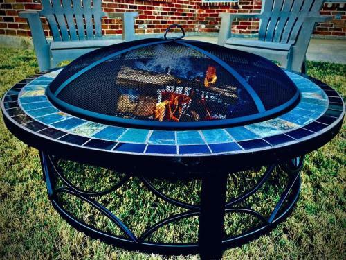 Divine 3bd/2ba + Lake, Firepit, Trampoline & Gym