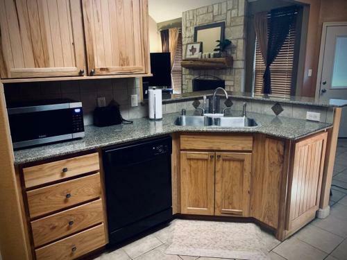 Divine 3bd/2ba + Lake, Firepit, Trampoline & Gym