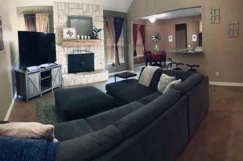 Divine 3bd/2ba + Lake, Firepit, Trampoline & Gym