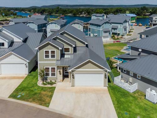 Lakeside Luxury Villa With Swimming Pool, Boat Lift