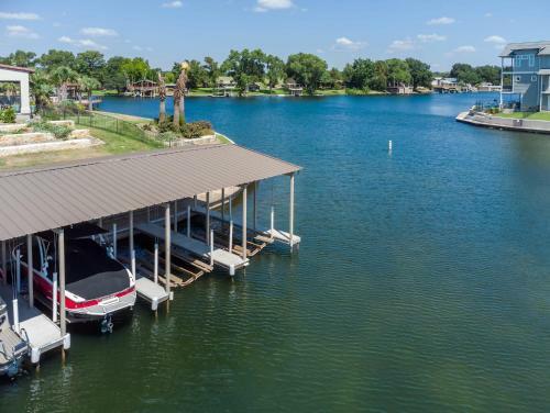 Lakeside Luxury Villa With Swimming Pool, Boat Lift