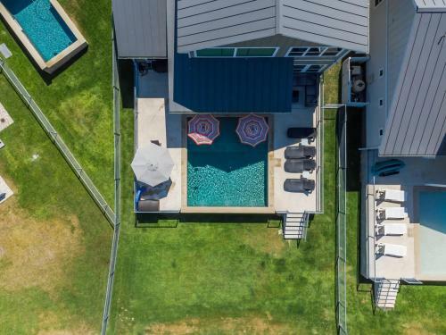 Lakeside Luxury Villa With Swimming Pool, Boat Lift