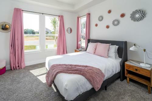 Lakeside Luxury Villa With Swimming Pool, Boat Lift