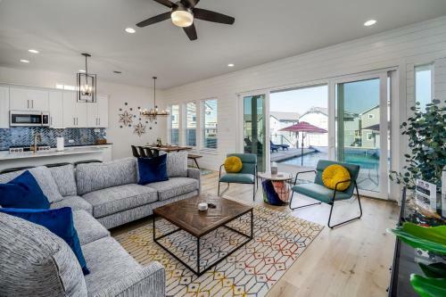 Lakeside Luxury Villa With Swimming Pool, Boat Lift