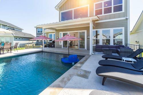 Lakeside Luxury Villa With Swimming Pool, Boat Lift