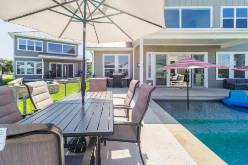 Lakeside Luxury Villa With Swimming Pool, Boat Lift
