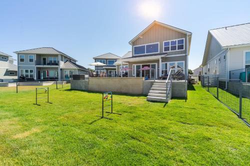Lakeside Luxury Villa With Swimming Pool, Boat Lift