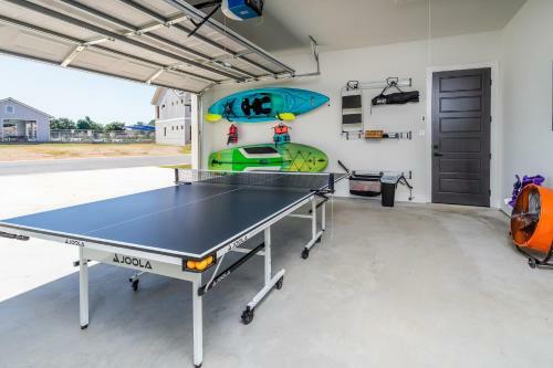 Lakeside Luxury Villa With Swimming Pool, Boat Lift