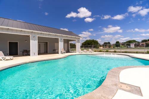 Lakeside Luxury Villa With Swimming Pool, Boat Lift