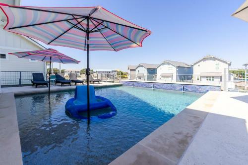 Lakeside Luxury Villa With Swimming Pool, Boat Lift