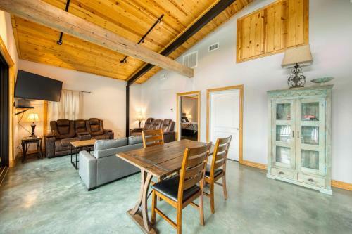 River Oaks Lookout - Unit B