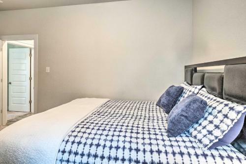 Bright Lago Vista Home - Walk To Lake Travis!