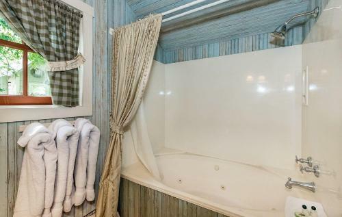 Ada's Peach Street Hideaway - Whole House