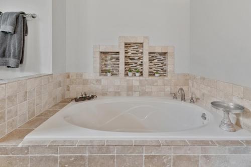 Gorgeous Home Near Wineries With Hot Tub And Fire Pit