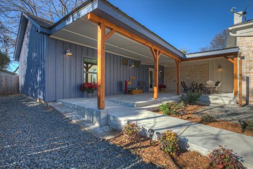 New Luxurious Home With Wine Cellar And Firepit