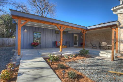 New Luxurious Home With Wine Cellar And Firepit