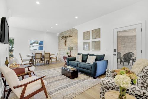 New Luxurious Home With Wine Cellar And Firepit