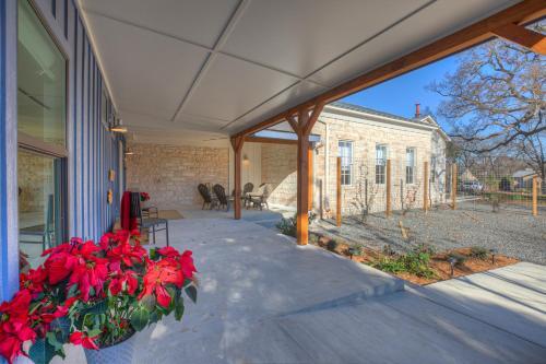 New Luxurious Home With Wine Cellar And Firepit