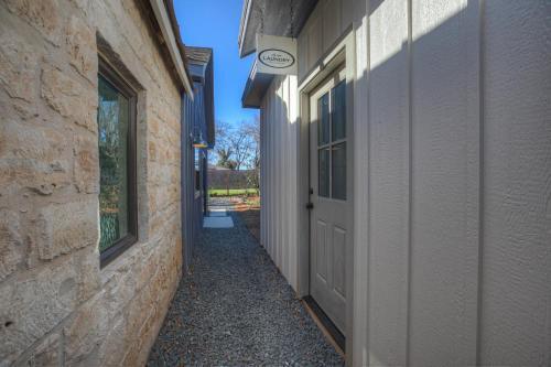 New Luxurious Home With Wine Cellar And Firepit