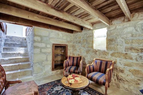 New Luxurious Home With Wine Cellar And Firepit