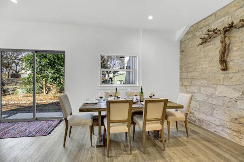 New Luxurious Home With Wine Cellar And Firepit