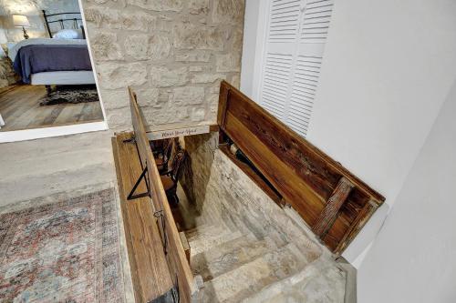 New Luxurious Home With Wine Cellar And Firepit