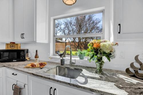 New Luxurious Home With Wine Cellar And Firepit