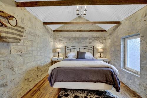 New Luxurious Home With Wine Cellar And Firepit