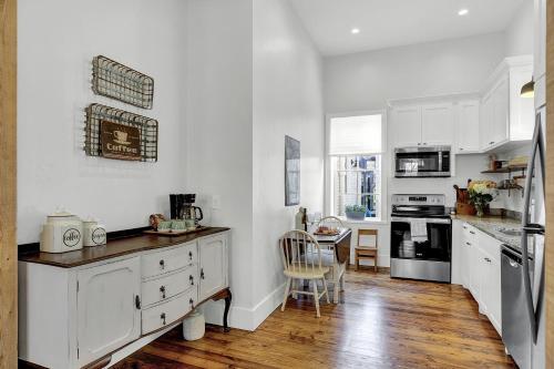 New Luxurious Home With Wine Cellar And Firepit