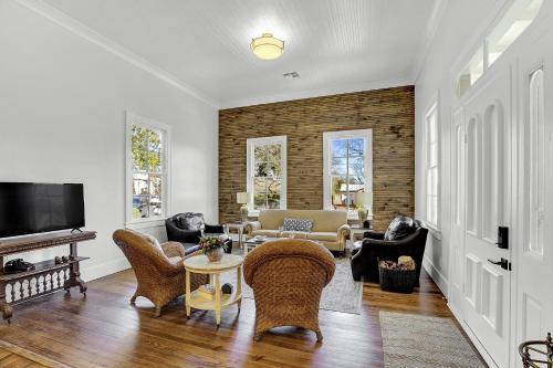 New Luxurious Home With Wine Cellar And Firepit