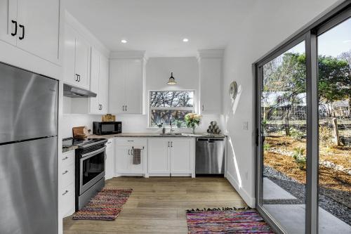 New Luxurious Home With Wine Cellar And Firepit