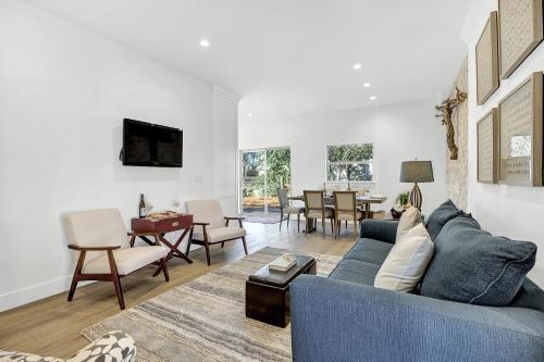 New Luxurious Home With Wine Cellar And Firepit