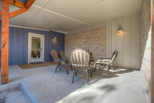 New Luxurious Home With Wine Cellar And Firepit